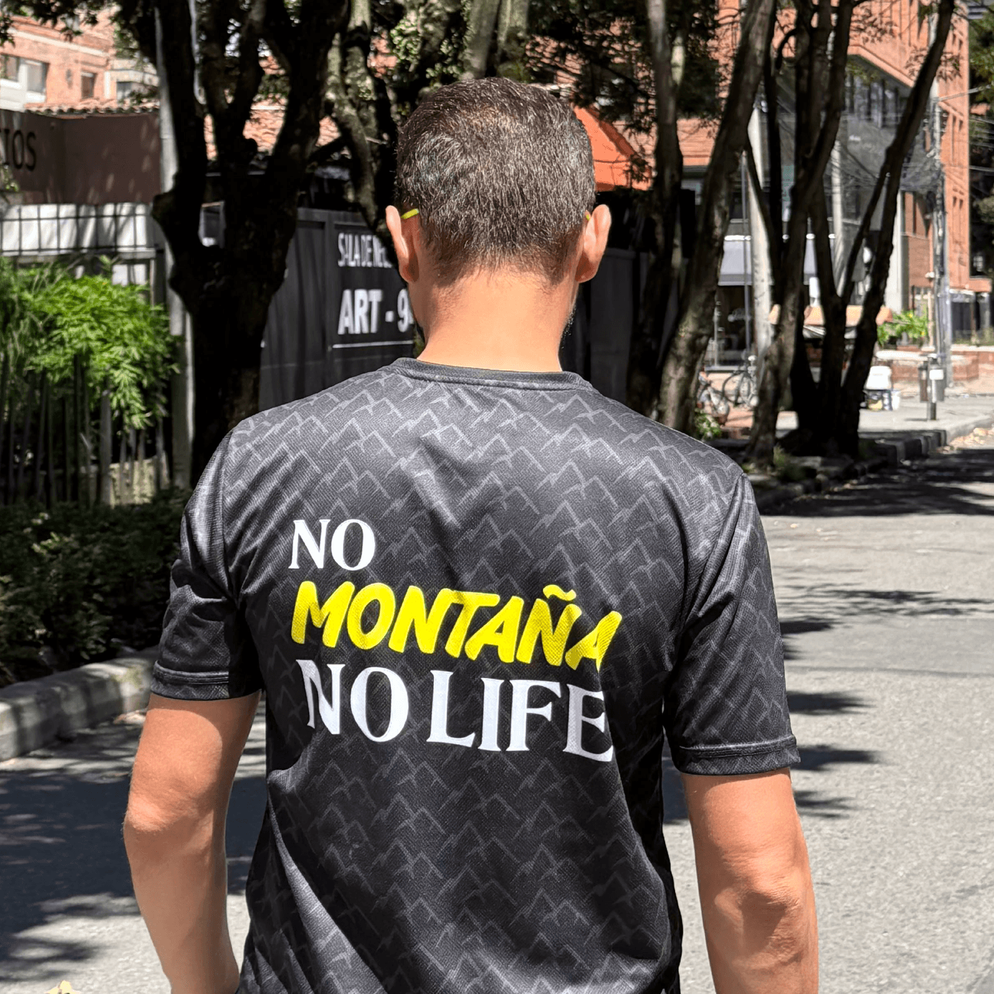 CAMISETA NEGRA